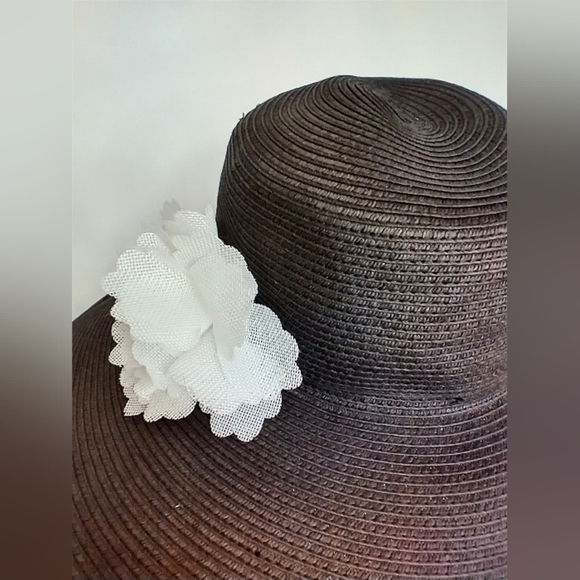 BLACK STRAW HAT WITH WHITE FLOWER - Picture 2 of 4